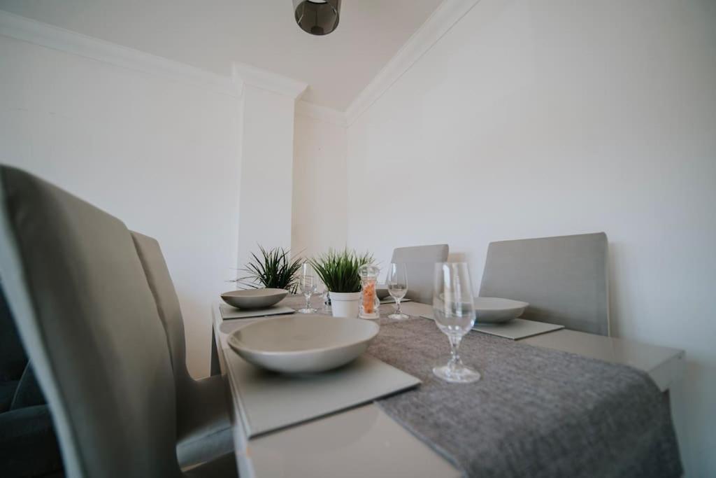 Linen Cottage- Parking, Leds, 4K Tvs, 5G Wifi And More! Bath Exterior photo